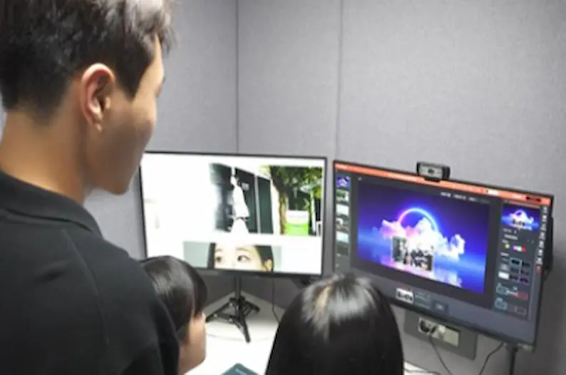 콜라박스를 활용해 수업을 진행 중인 교사와 학생들