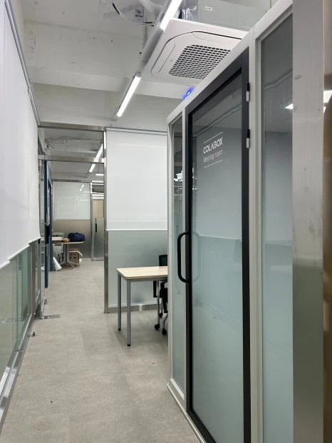 교수 업무공간에 설치된 프라이버시 보호형 콜라박스 방음부스