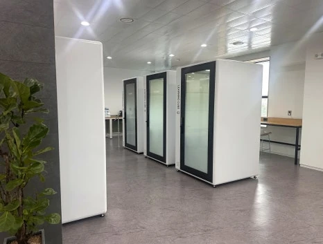 국립한국해양대학교 도서관에 설치된 화이트 콜라박스 방음부스