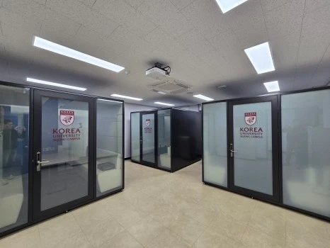 고려대학교 세종학생상담센터에 설치된 여러 대의 COLABOX PLUS 상담부스