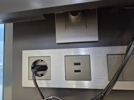 고려대학교 세종캠퍼스 콜라박스 내부 전원 콘센트와 USB 포트