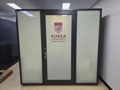 스마트필름 ON 상태의 고려대학교 세종캠퍼스 콜라박스 상담부스