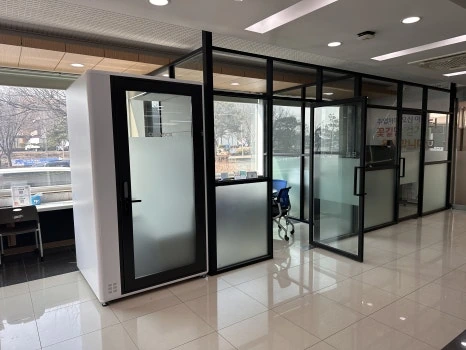 경일대학교 복도에 설치된 화이트 컬러 콜라박스 방음부스