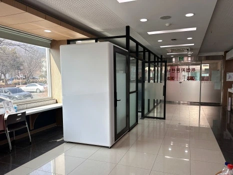 반투명 유리를 적용한 경일대학교 화이트 콜라박스 학습부스
