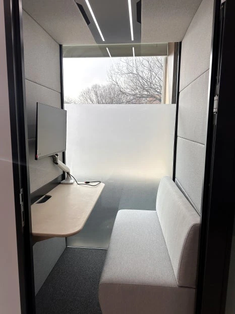 경일대학교 대학 학습부스 내부 좌석과 테이블