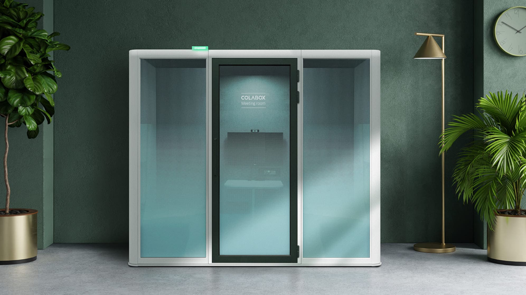 사무실에 설치된 방음부스에서 전화 상담과 화상 상담을 진행하는 업무 환경