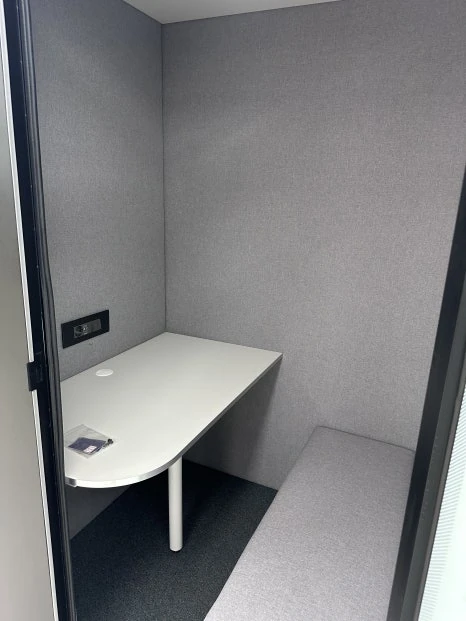 테이블 좌석 전원 콘센트를 갖춘 한국전통문화대학교 콜라박스 내부