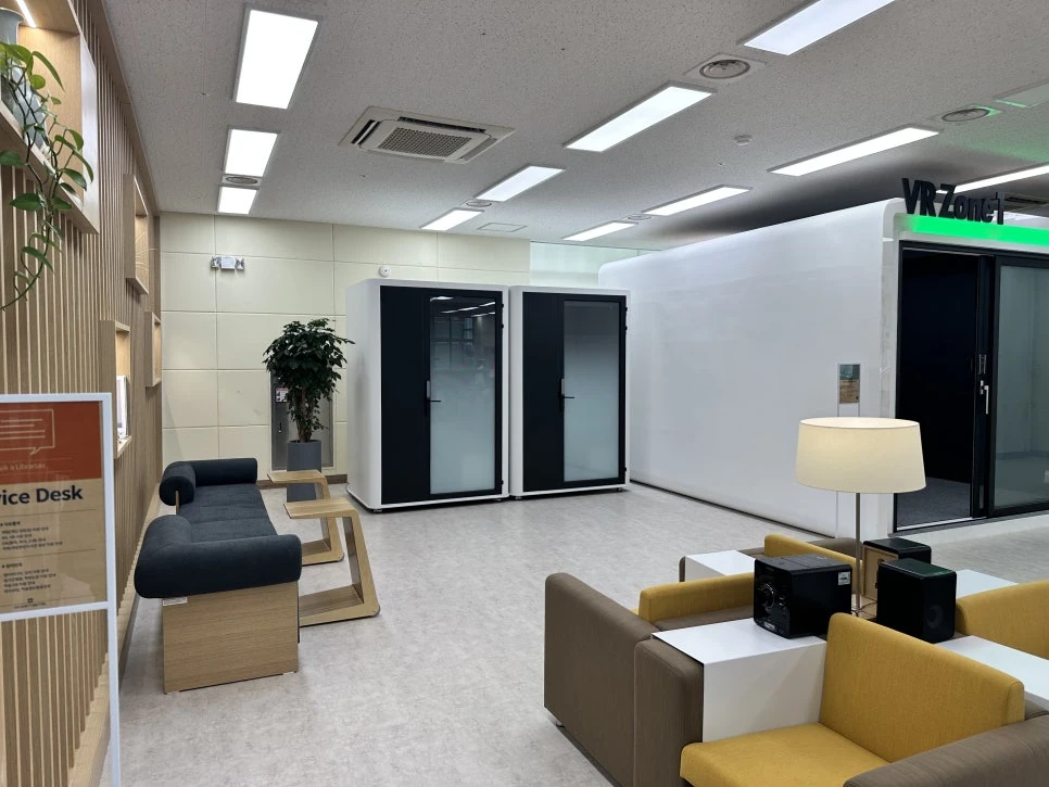 도서관 카페테리아 인테리어와 어우러진 한국전통문화대학교 콜라박스 방음부스